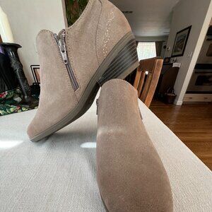 Earth Origins Collette Caitlyn Booties Size 9